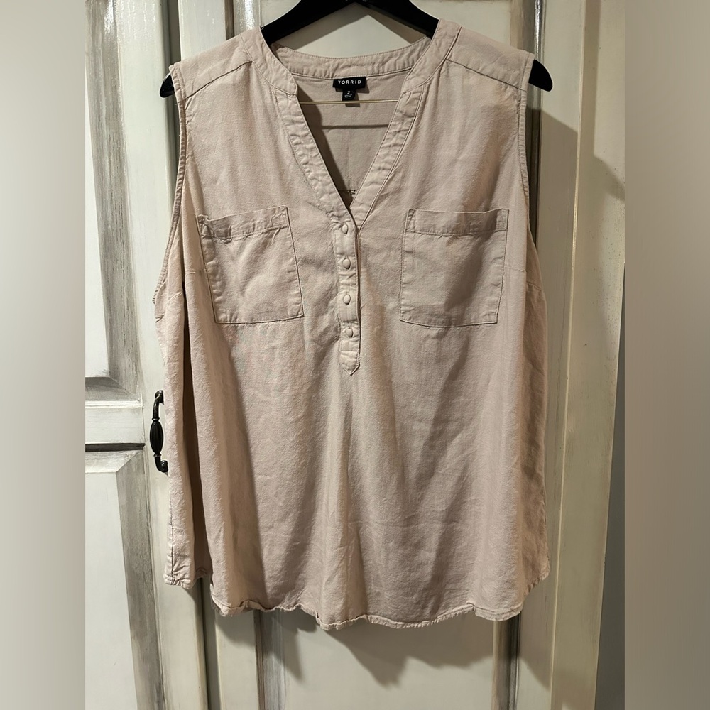 Torrid 2 sleeveless top cream
